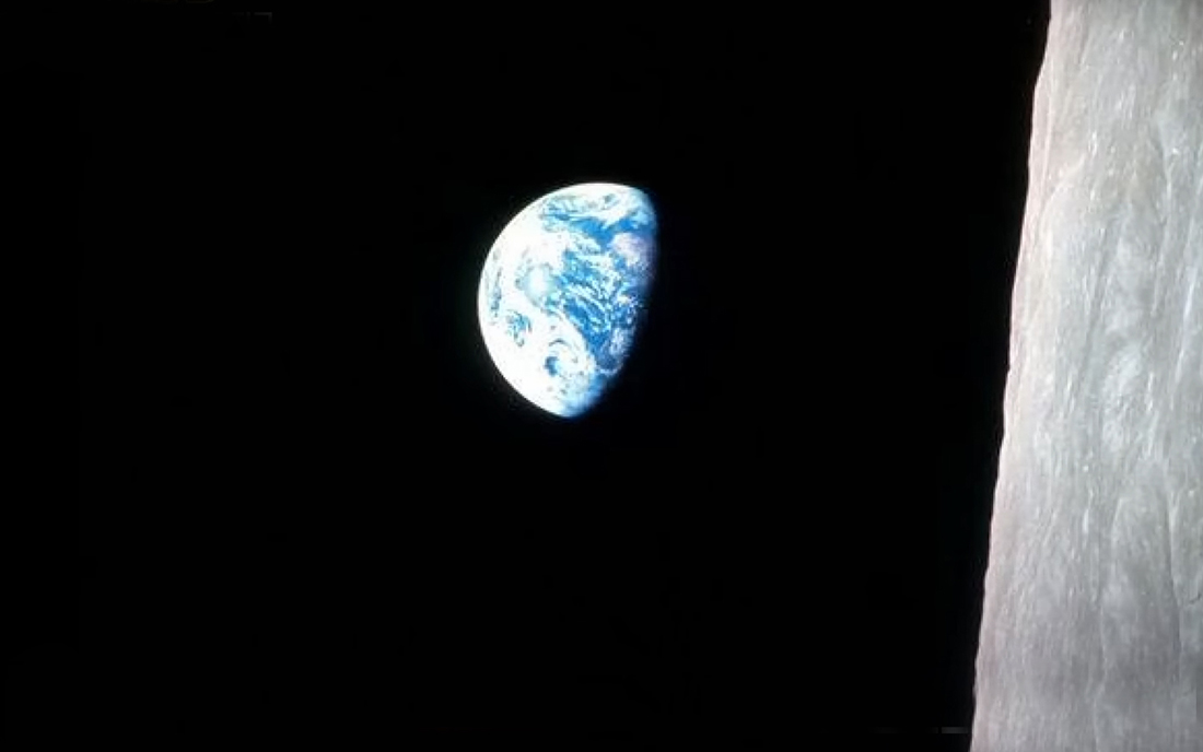 최초 지구 사진 1968 아폴로 8호 반달 둘글.jpg